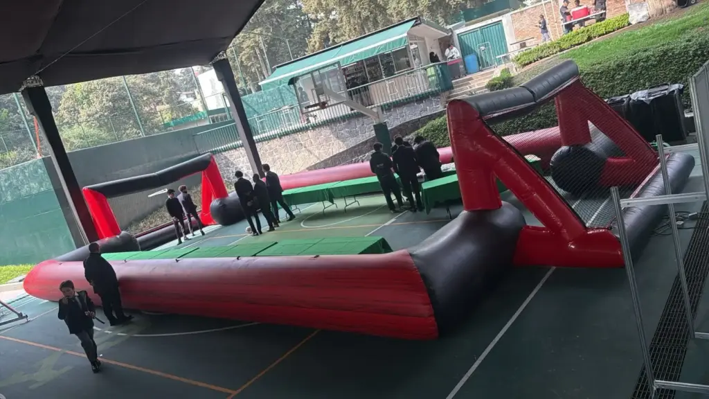 Rentamos inflables para escuelas, colegios y universidades en CDMX y zona metropolitana. Contamos con opciones ideales para festivales, kermeses, días del niño, convivencias y eventos internos, con dinámicas que ayudan a entretener, activar y organizar grupos grandes de alumnos de forma divertida y segura.