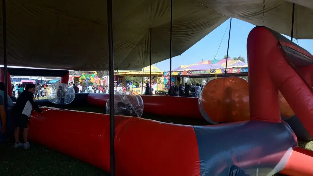 Rentamos inflables para eventos masivos en CDMX y zona metropolitana, con opciones diseñadas para atender grandes volúmenes de asistentes en ferias, festivales, celebraciones públicas y eventos especiales. Nuestros juegos ayudan a crear zonas de entretenimiento dinámicas, visibles y de alta participación para públicos amplios.