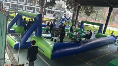 Juego inflable montado en un evento corporativo para dinámicas de integración.
