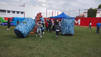 Inflables de Pelotinas instalados en un evento escolar con alumnos jugando.