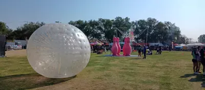 Inflable esférico gigante en un evento masivo de Pelotinas en CDMX.