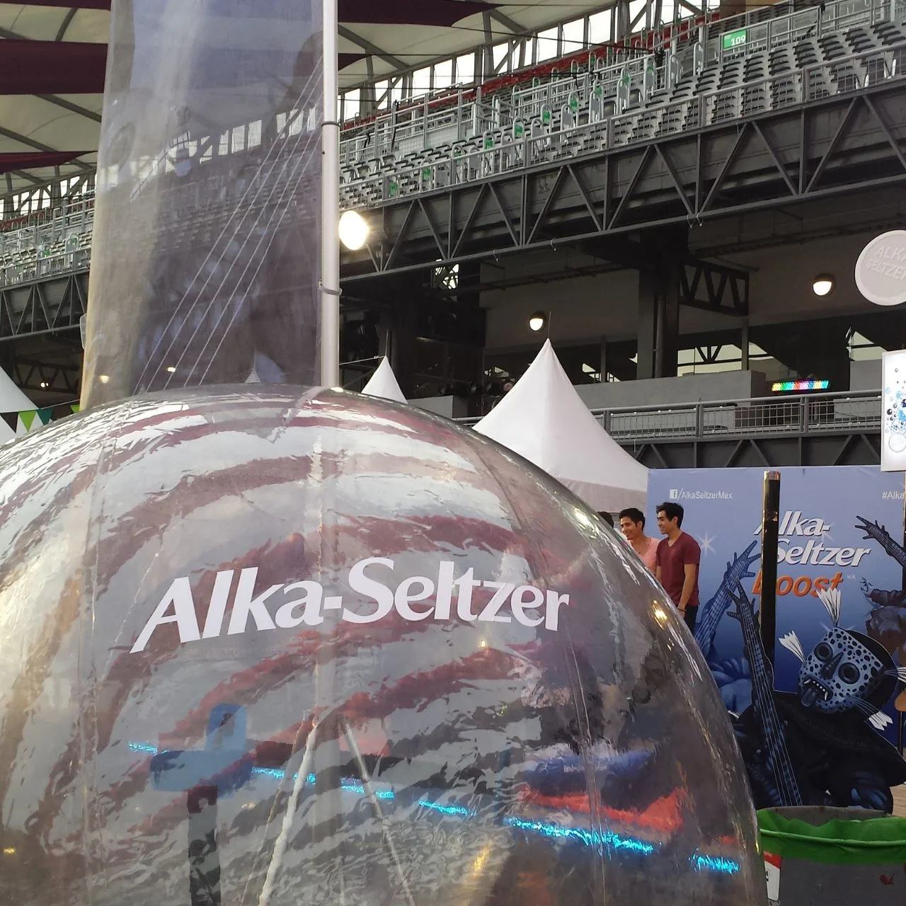 Burbuja inflable brandeada Alka-Seltzer en el autódromo