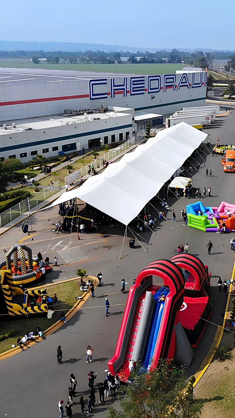 Evento Chedraui con inflables, vista aérea