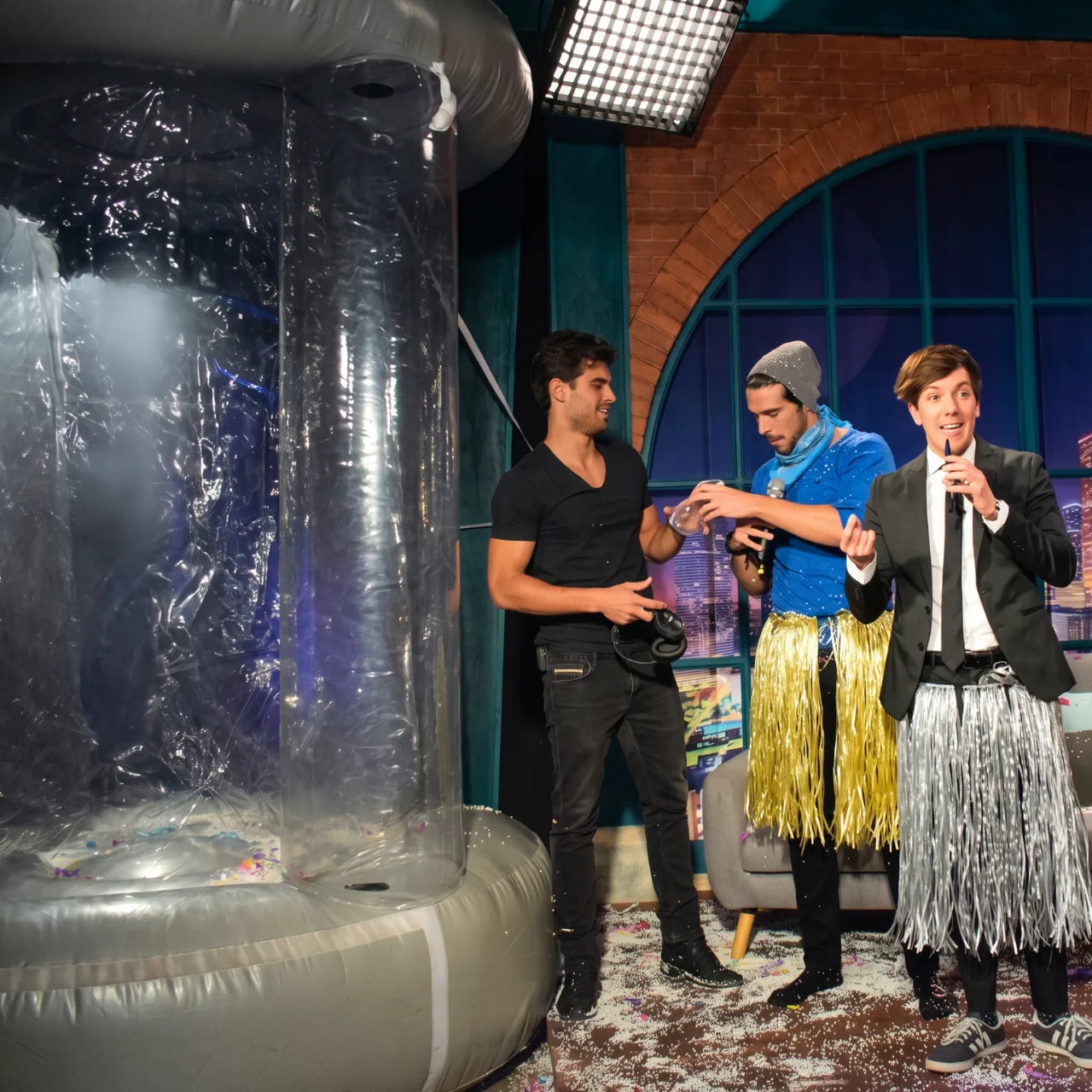Cubo de dinero inflable en programa de televisión