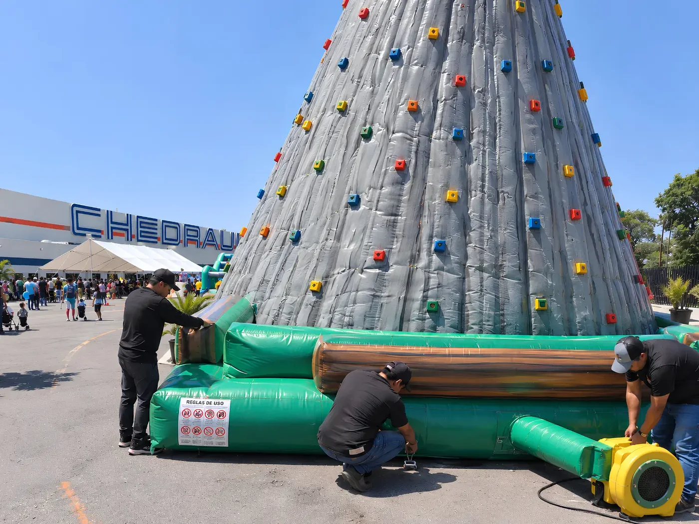 Equipo montando un muro de escalar inflable