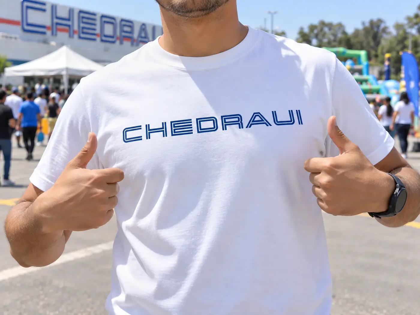 Operador con playera brandeada de Chedraui en la activación
