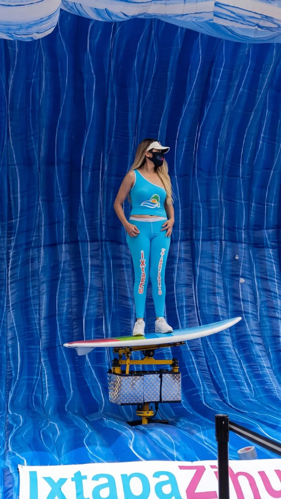 Simulador de surf inflable brandeado en Ixtapa Zihuatanejo