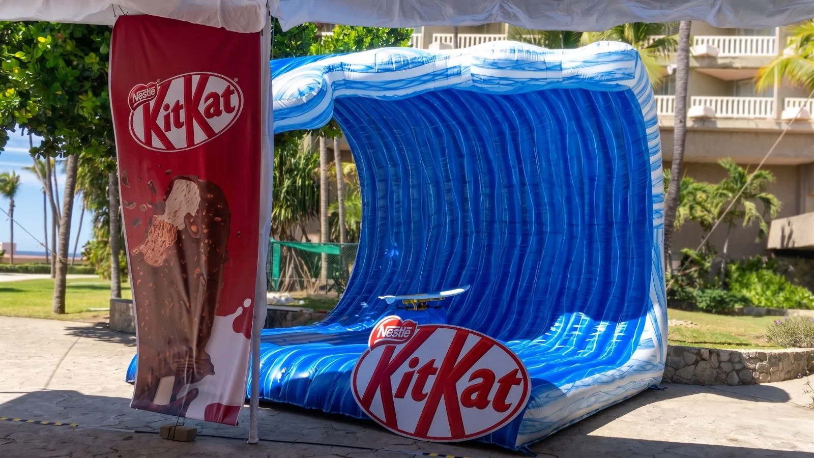 Ola inflable brandeada KitKat en la playa