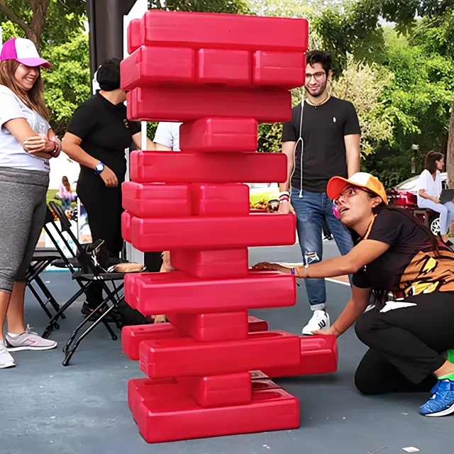 Colaboradores jugando Jenga gigante en un Team Building de Pelotinas