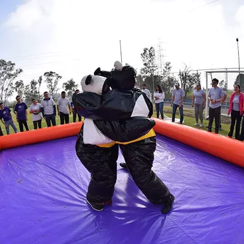 Lucha de sumo inflable en un evento de Team Building